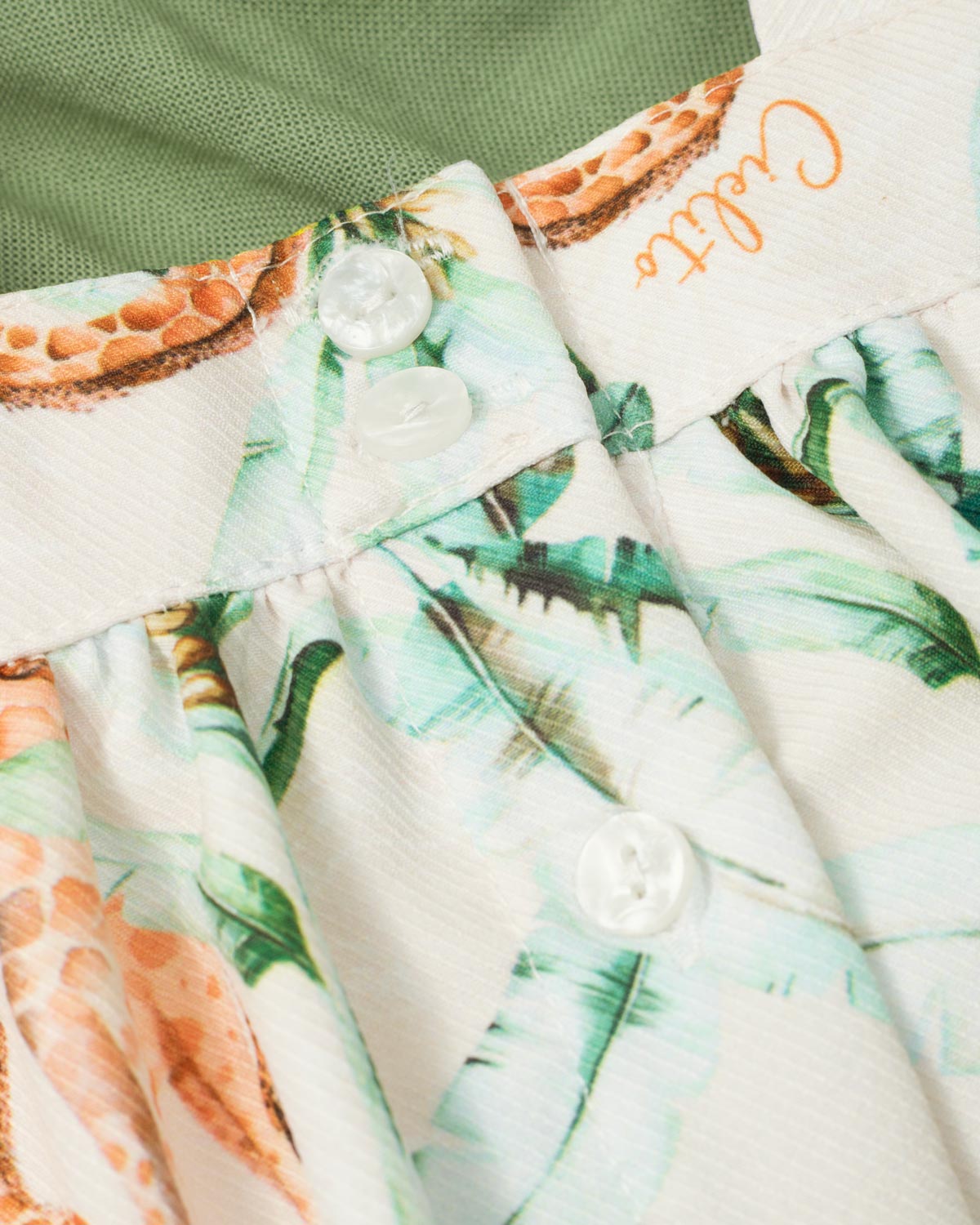 Conjunto blusa de tira estampada con moños y short verde para bebé niña
