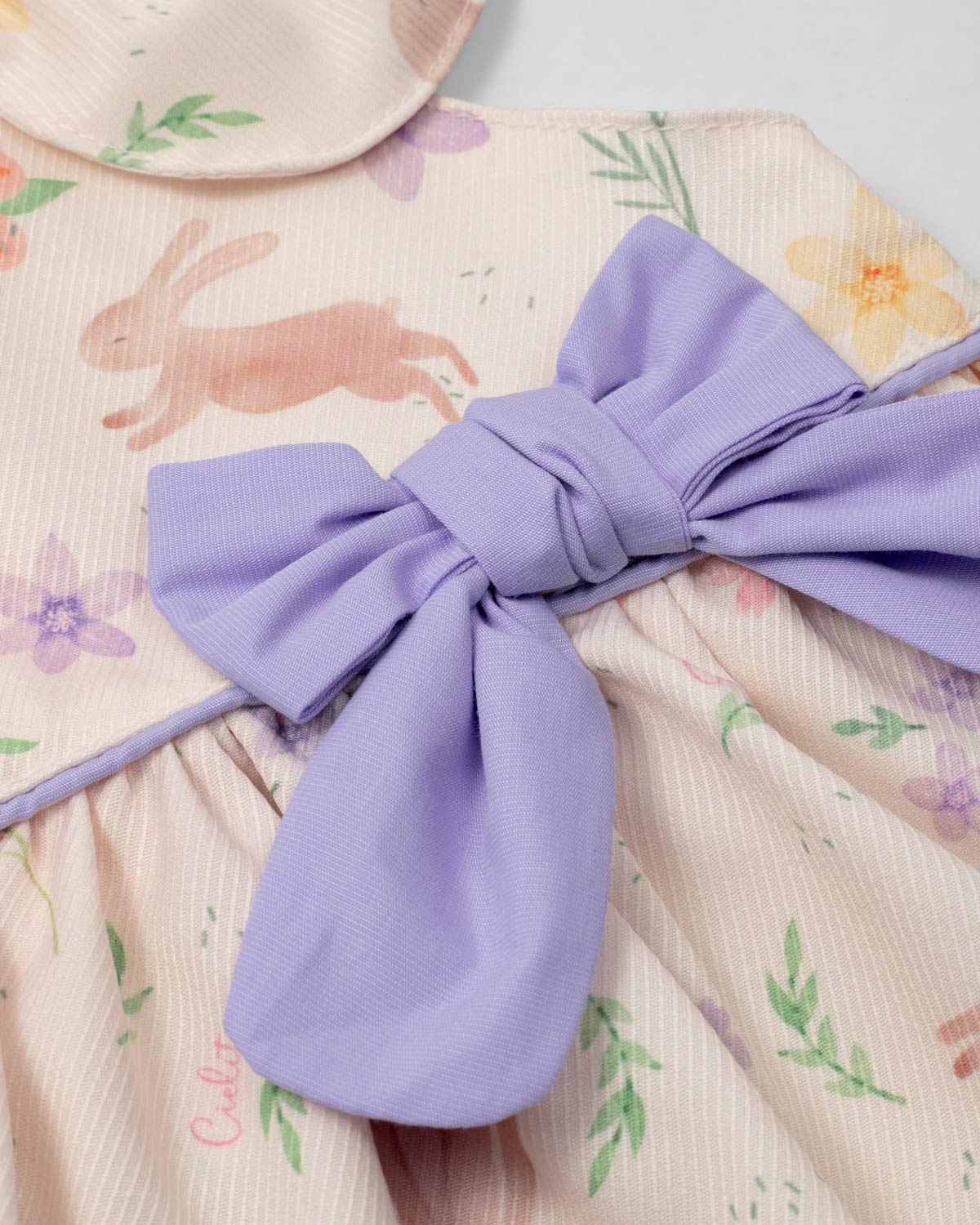 Conjunto blusa con estampado de flores, conejitos, con moño lila y leggins blanco para bebé niña