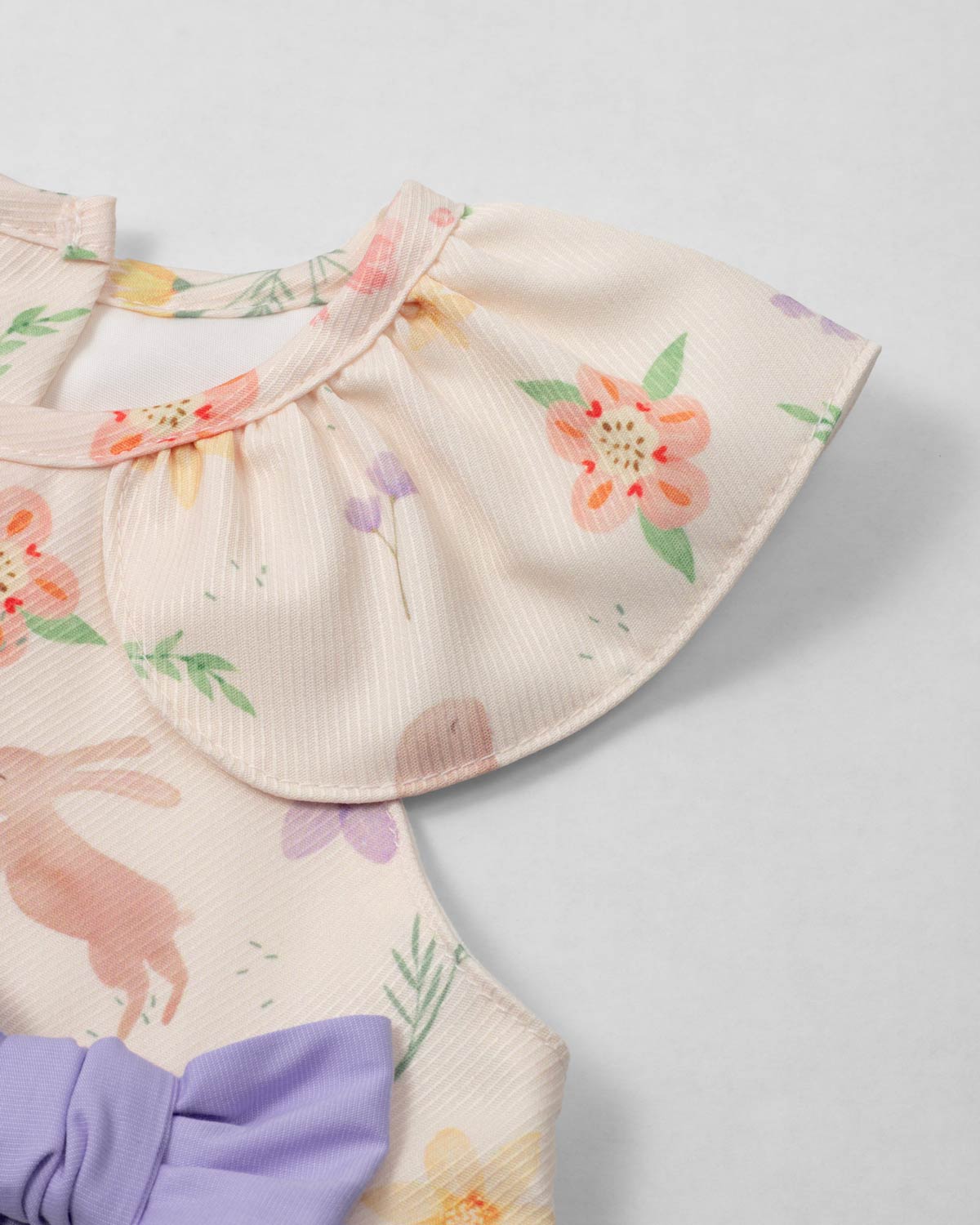 Conjunto blusa con estampado de flores, conejitos, con moño lila y leggins blanco para bebé niña