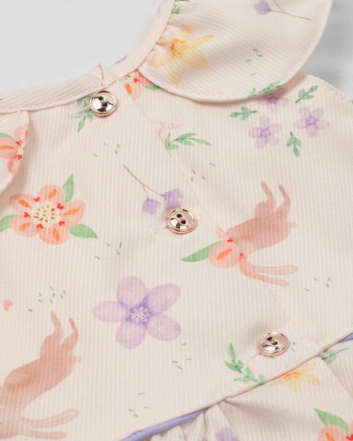 Conjunto blusa con estampado de flores, conejitos, con moño lila y leggins blanco para bebé niña