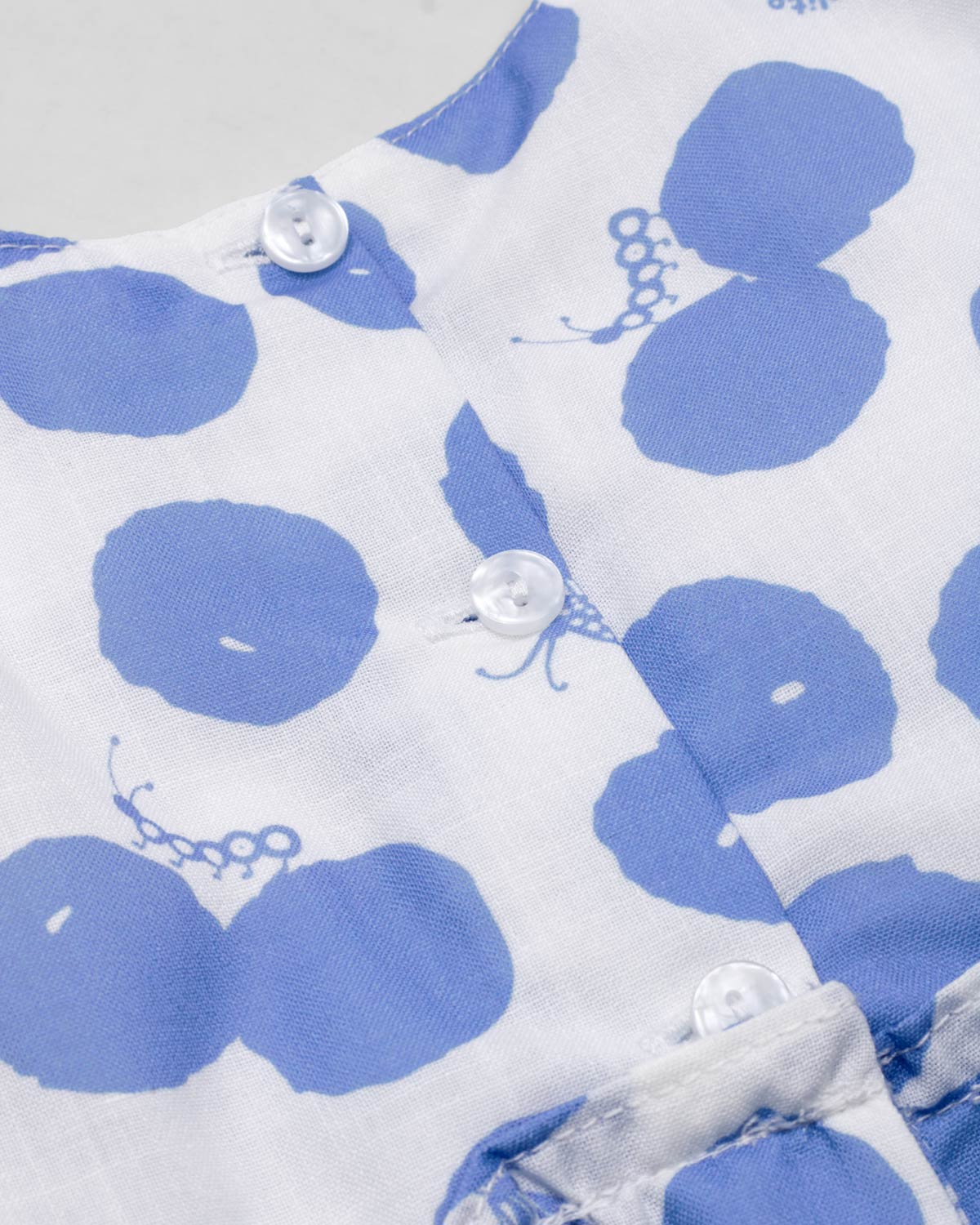 Conjunto blusa con estampado de lunares azules y leggins blanco para bebé niña