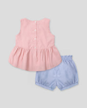 Conjunto blusa rosa pastel con moñito estampado, botonadura en espalda y short azul para bebé niña