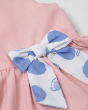 Conjunto blusa rosa pastel con moñito estampado, botonadura en espalda y short azul para bebé niña