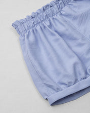 Conjunto blusa rosa pastel con moñito estampado, botonadura en espalda y short azul para bebé niña