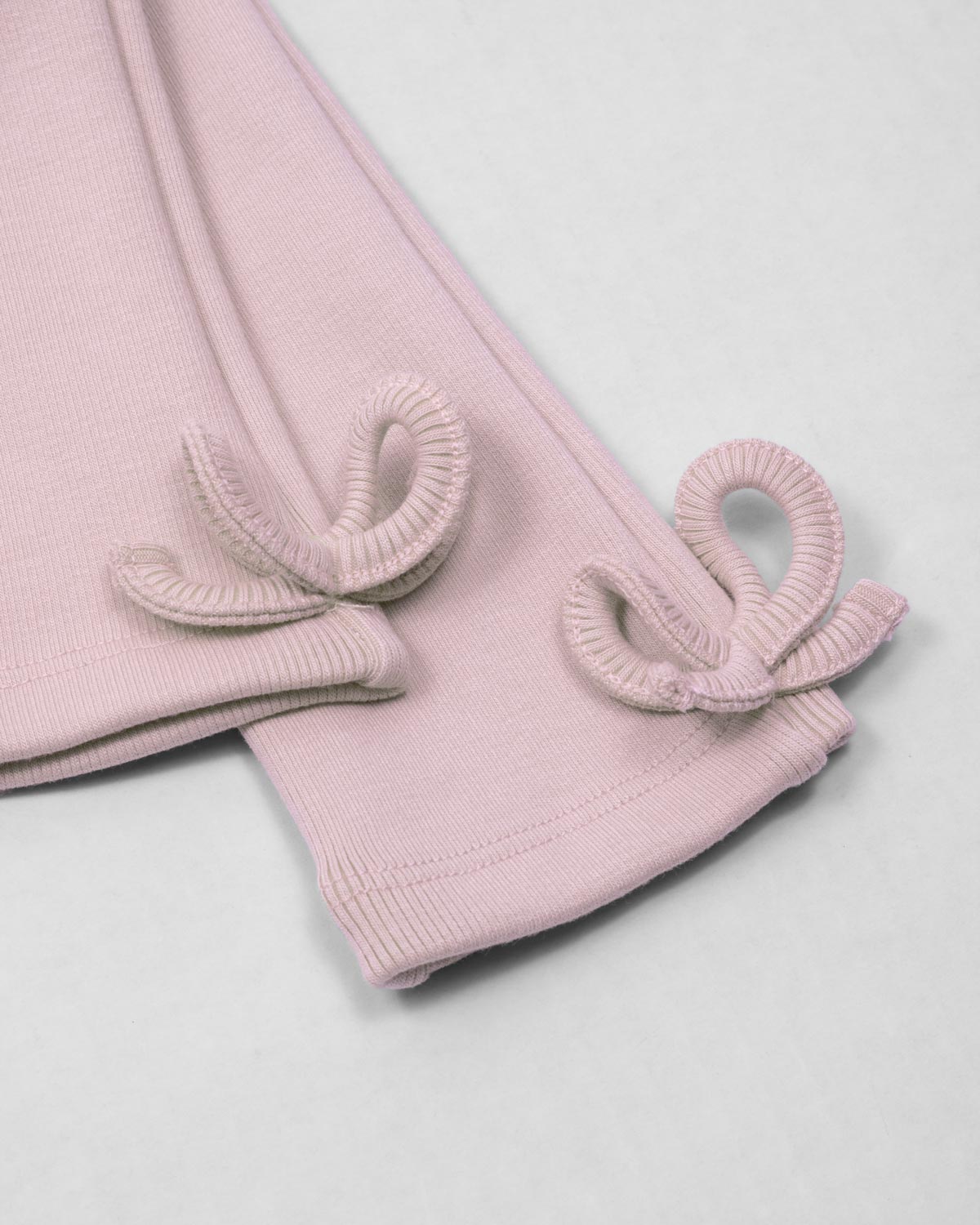 Conjunto blusa blanca con bolsito estampado y leggins rosa con moñitos para bebé niña