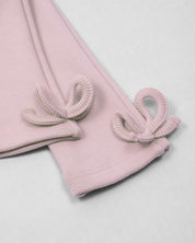 Conjunto blusa blanca con bolsito estampado y leggins rosa con moñitos para bebé niña