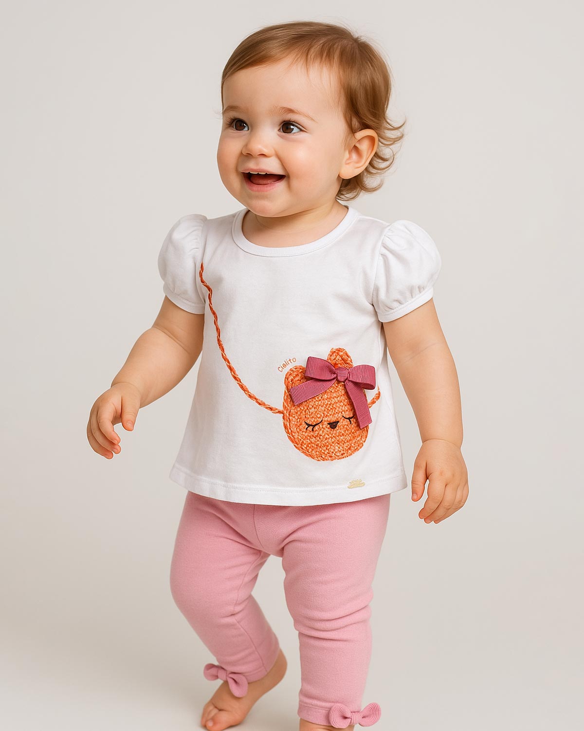 Conjunto blusa blanca con bolsito estampado y leggins rosa con moñitos para  bebé niña