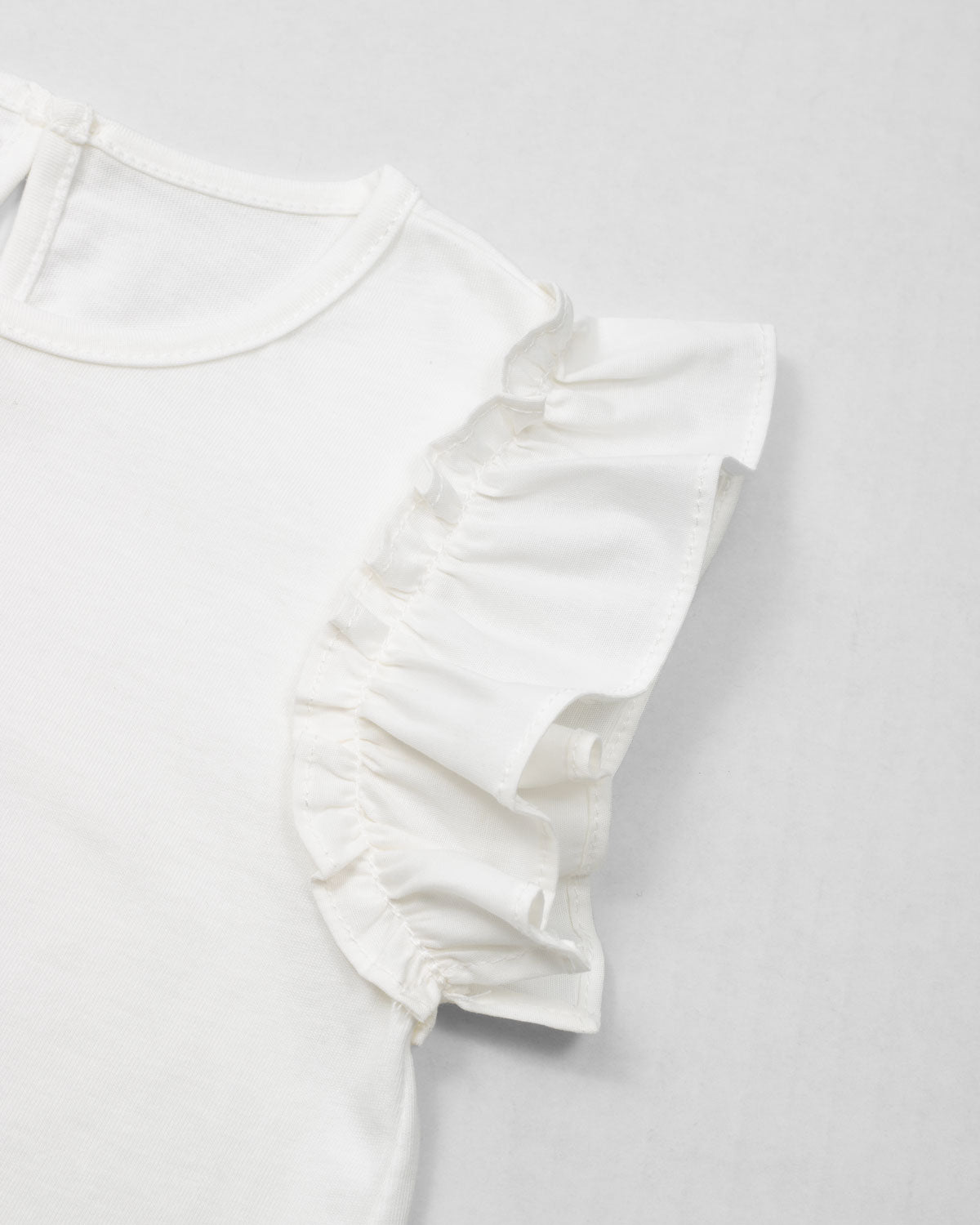 Conjunto blusa blanca con estampado de jirafas y short de líneas naranja para bebé niña