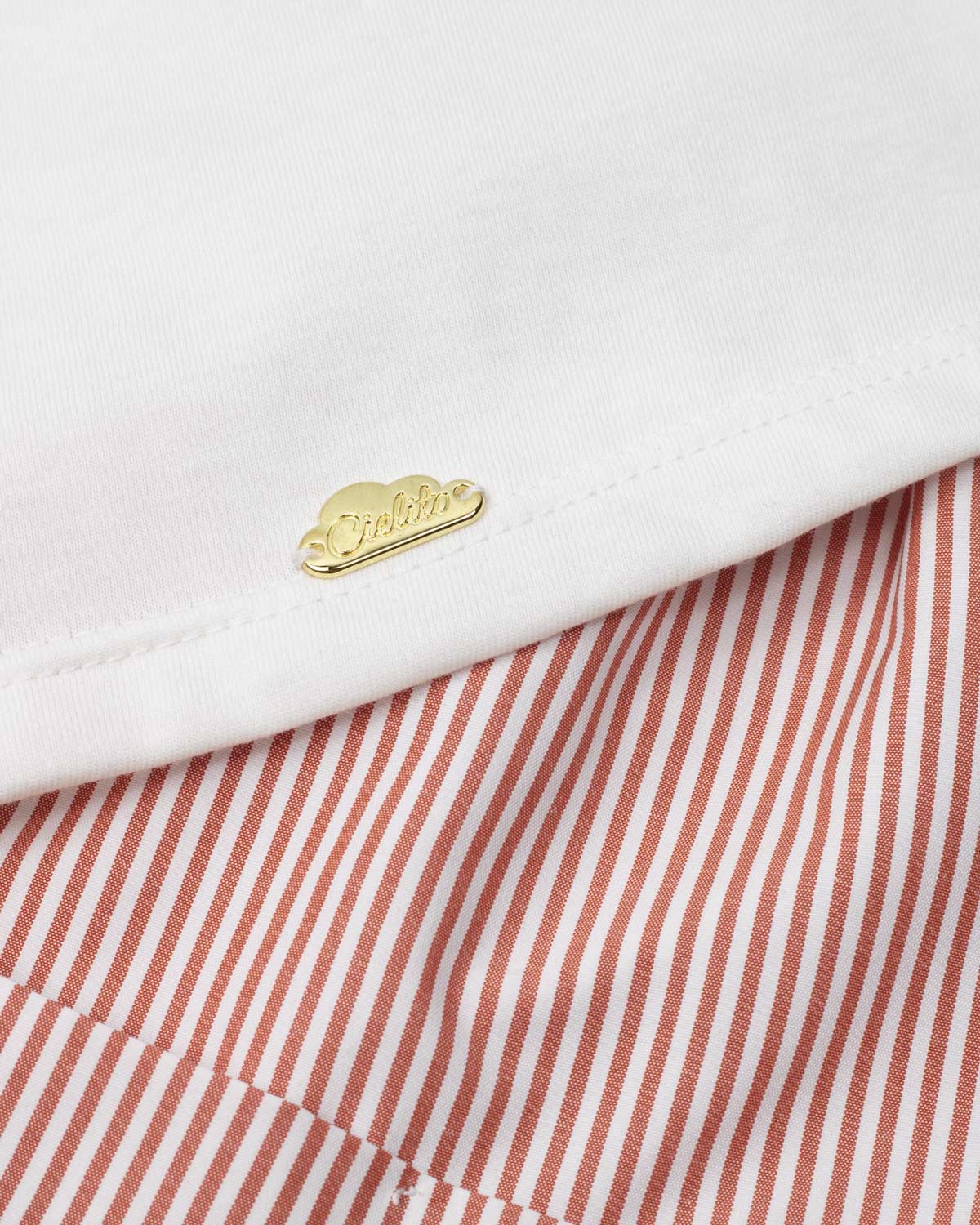 Conjunto blusa blanca con estampado de jirafas y short de líneas naranja para bebé niña