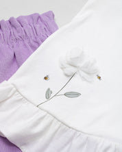Conjunto blusa blanca sin mangas con aplique de flor y short lila para bebé niña