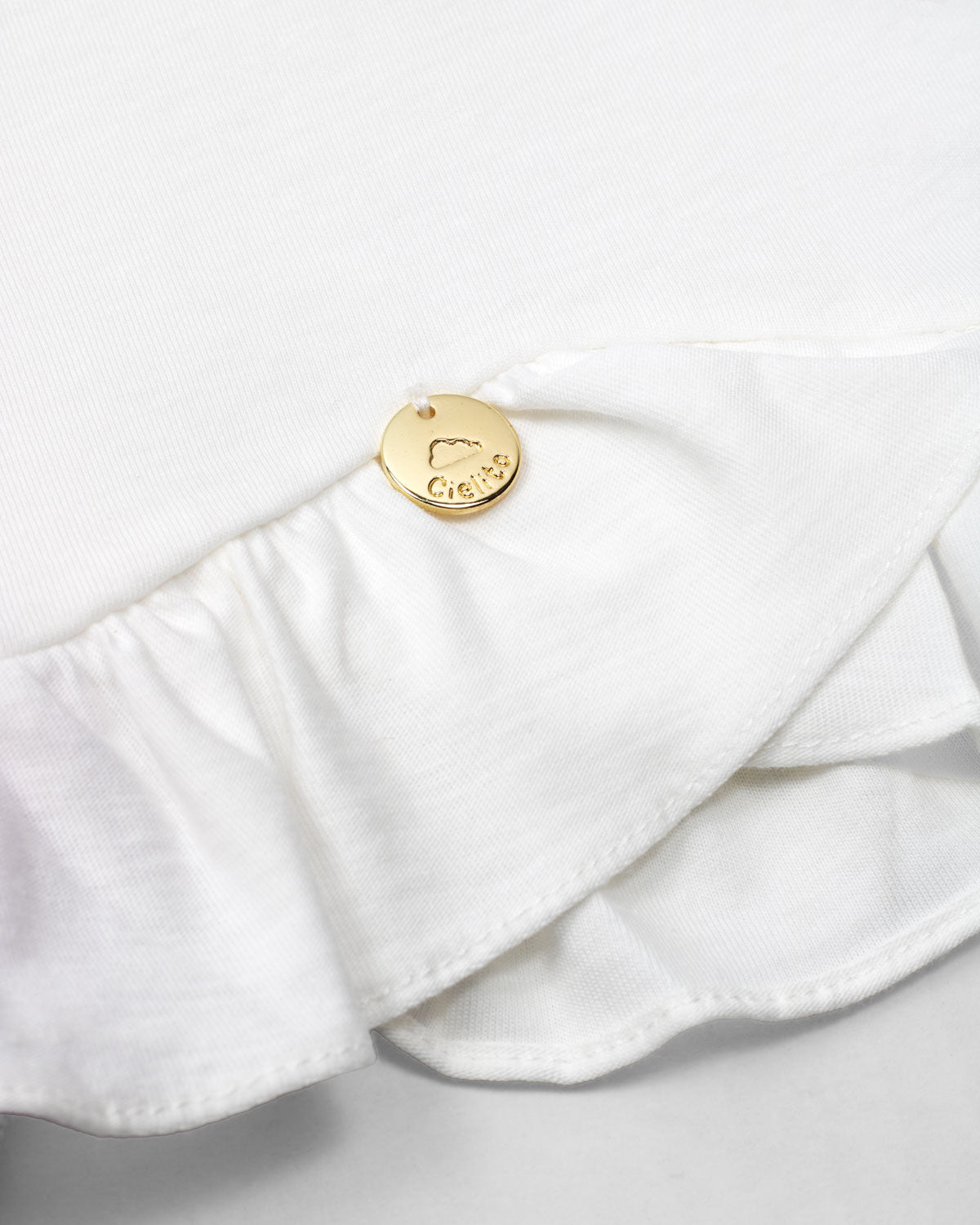 Conjunto blusa blanca sin mangas con aplique de flor y short lila para bebé niña