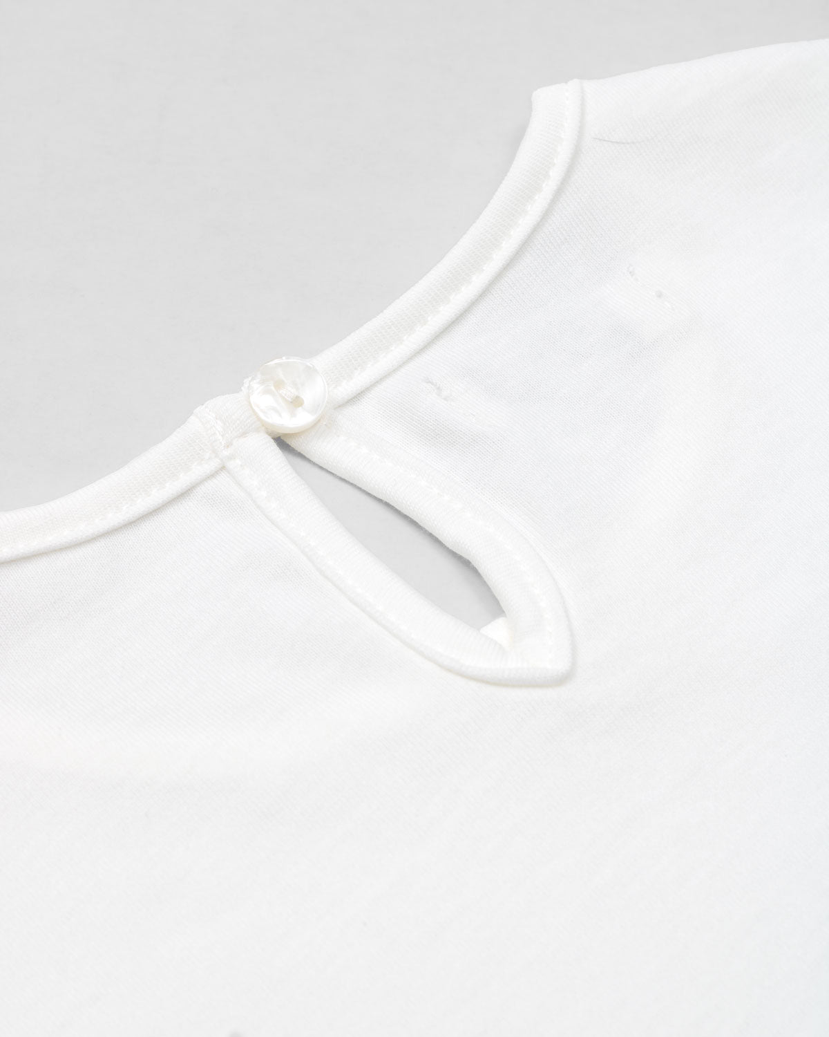 Conjunto blusa blanca sin mangas con aplique de flor y short lila para bebé niña