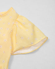 Conjunto blusa amarilla con estampado de flores, moño y short azul para bebé niña