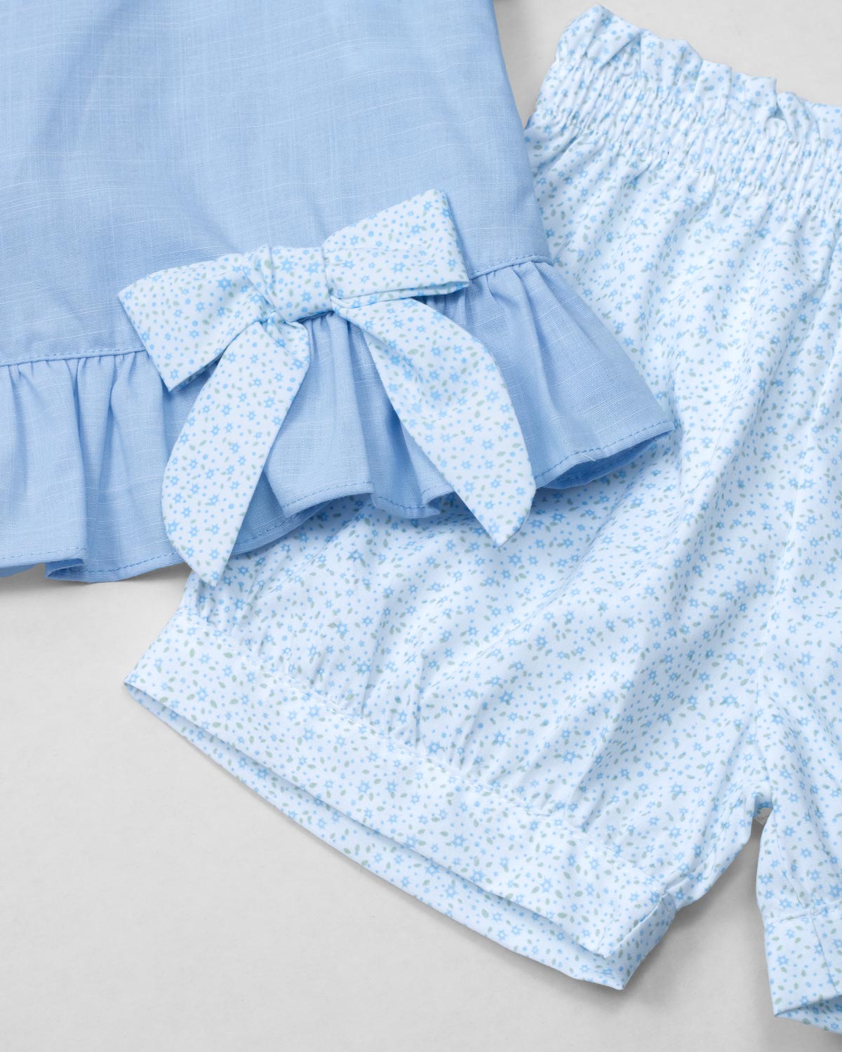 Conjunto blusa azul con moñito, boleros y short estampado para bebé niña