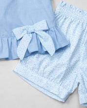 Conjunto blusa azul con moñito, boleros y short estampado para bebé niña