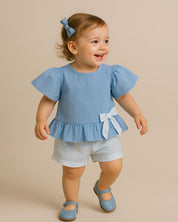 Conjunto blusa azul con moñito, boleros y short estampado para bebé niña