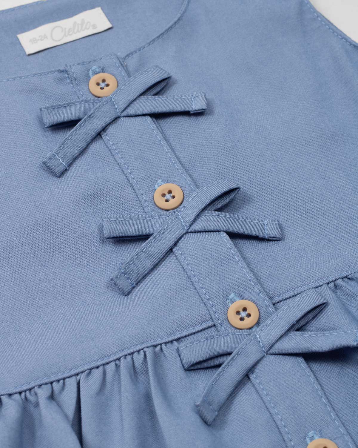 Conjunto blusa azul con moñitos y short rosa con estampado para bebé niña