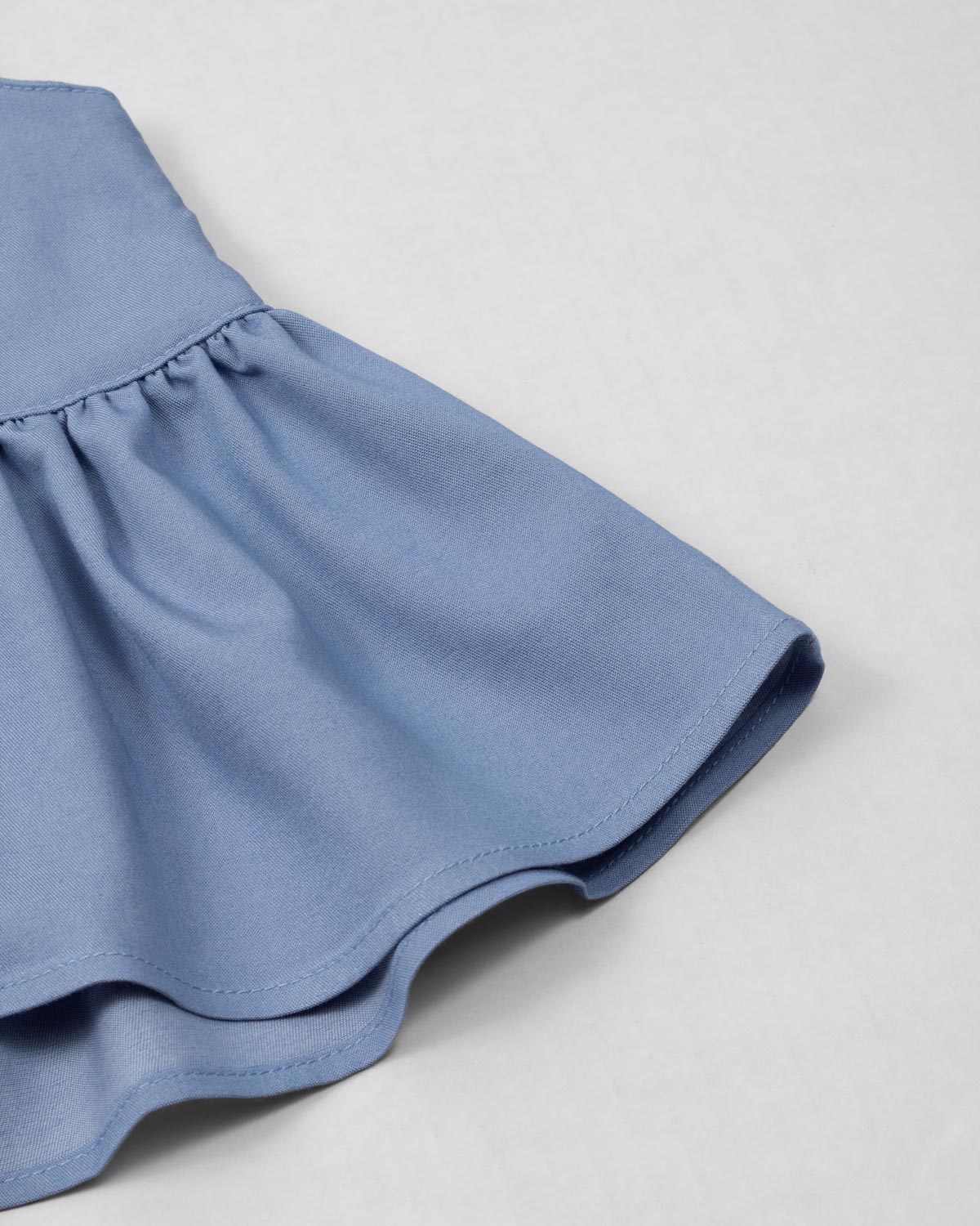 Conjunto blusa azul con moñitos y short rosa con estampado para bebé niña