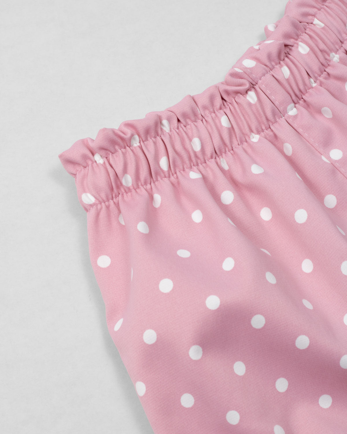 Conjunto blusa azul con moñitos y short rosa con estampado para bebé niña