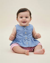 Conjunto blusa azul con moñitos y short rosa con estampado para bebé niña