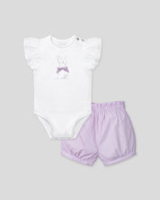 Conjunto body de mangas con bolero, estampado de conejito y short de líneas lilas para bebé niña
