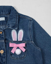 Chaqueta denim con bordado de conejo y moñito para bebé niña