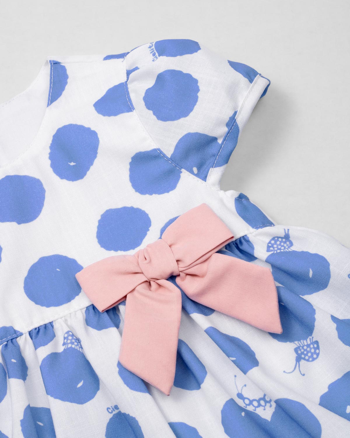 Vestido body con estampado de lunares azules y moñito rosa para bebé niña