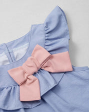 Vestido body azul con boleros y moñito rosa para bebé niña