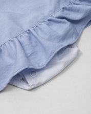 Vestido body azul con boleros y moñito rosa para bebé niña