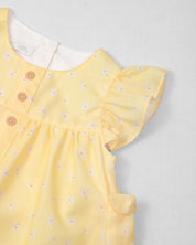 Vestido body amarillo con estampado de flores y bolsillitos en los costados para bebé niña