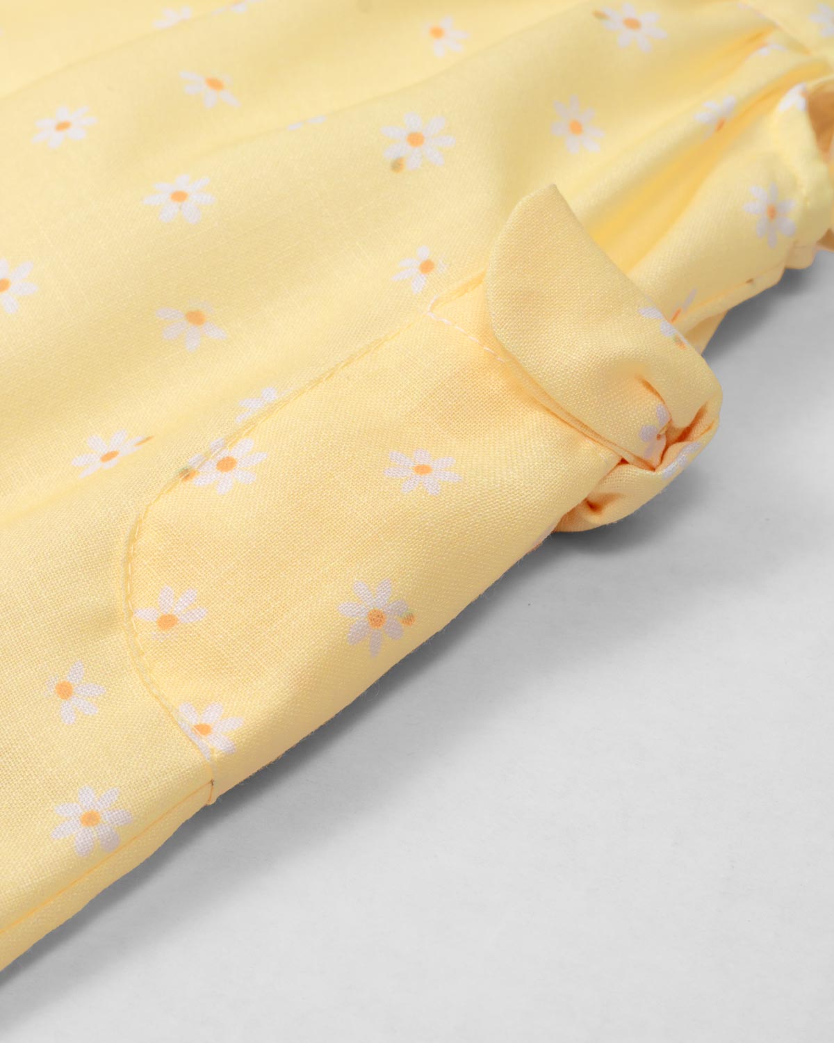 Vestido body amarillo con estampado de flores y bolsillitos en los costados para bebé niña