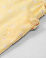 Vestido body amarillo con estampado de flores y bolsillitos en los costados para bebé niña