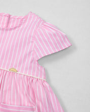 Vestido body rosa con estampado de líneas y bolsillos de conejito para bebé niña