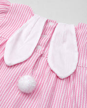 Vestido body de rayas rosa con orejas de conejito en espalda para bebé niña