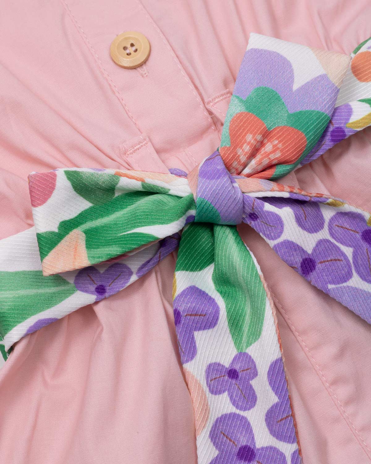 Enterizo corto en popelina con bolero, botonadura frontal y cinturón estampado para bebé niña