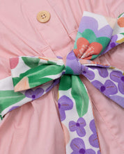 Enterizo corto en popelina con bolero, botonadura frontal y cinturón estampado para bebé niña