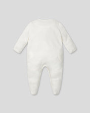 Pijamas enteriza blanca crema con botones y corazones en los costados para bebé niña