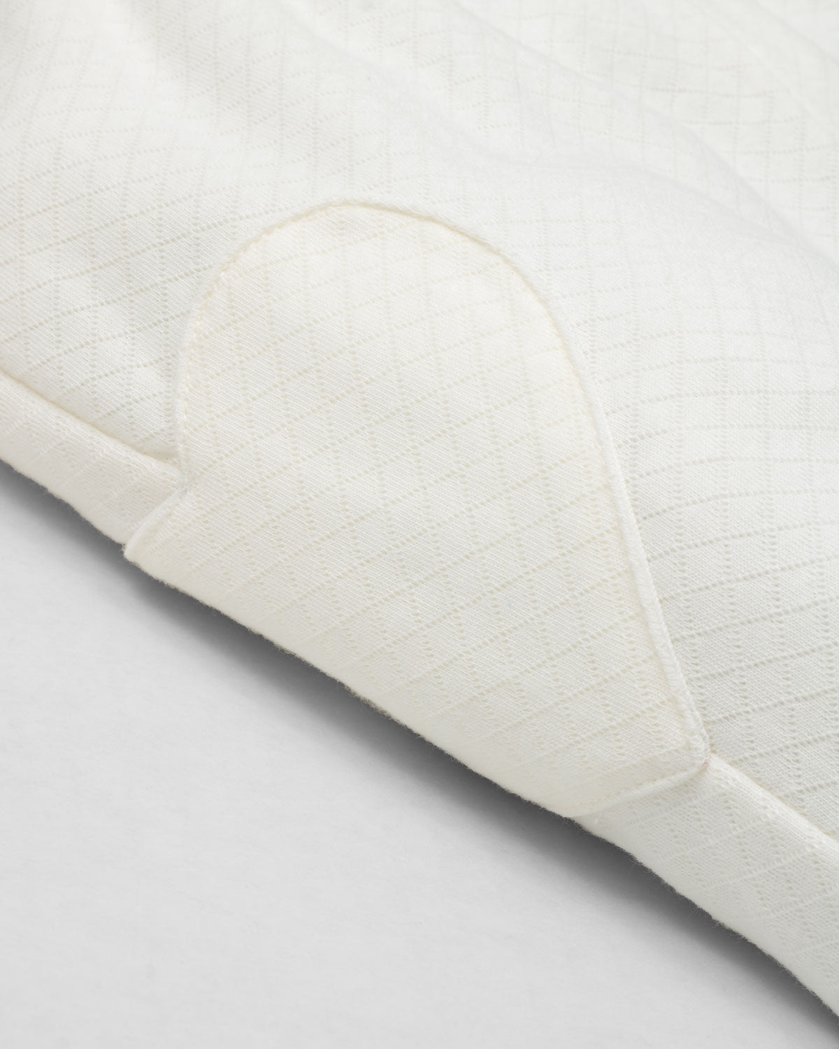 Pijamas enteriza blanca crema con botones y corazones en los costados para bebé niña