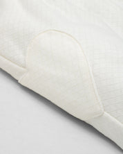 Pijamas enteriza blanca crema con botones y corazones en los costados para bebé niña