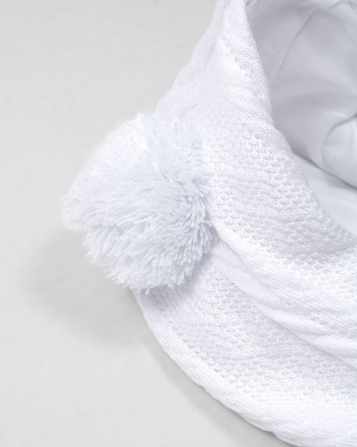 Pijama enteriza blanca de gorrito con pompones para bebé niña