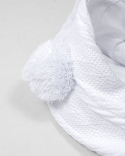 Pijama enteriza blanca de gorrito con pompones para bebé niña