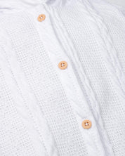 Pijama enteriza blanca de gorrito con pompones para bebé niña