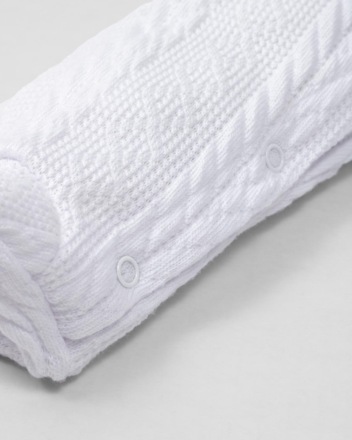 Pijama enteriza blanca de gorrito con pompones para bebé niña