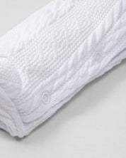 Pijama enteriza blanca de gorrito con pompones para bebé niña