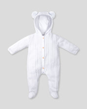 Pijama enteriza blanca de gorrito con pompones para bebé niña