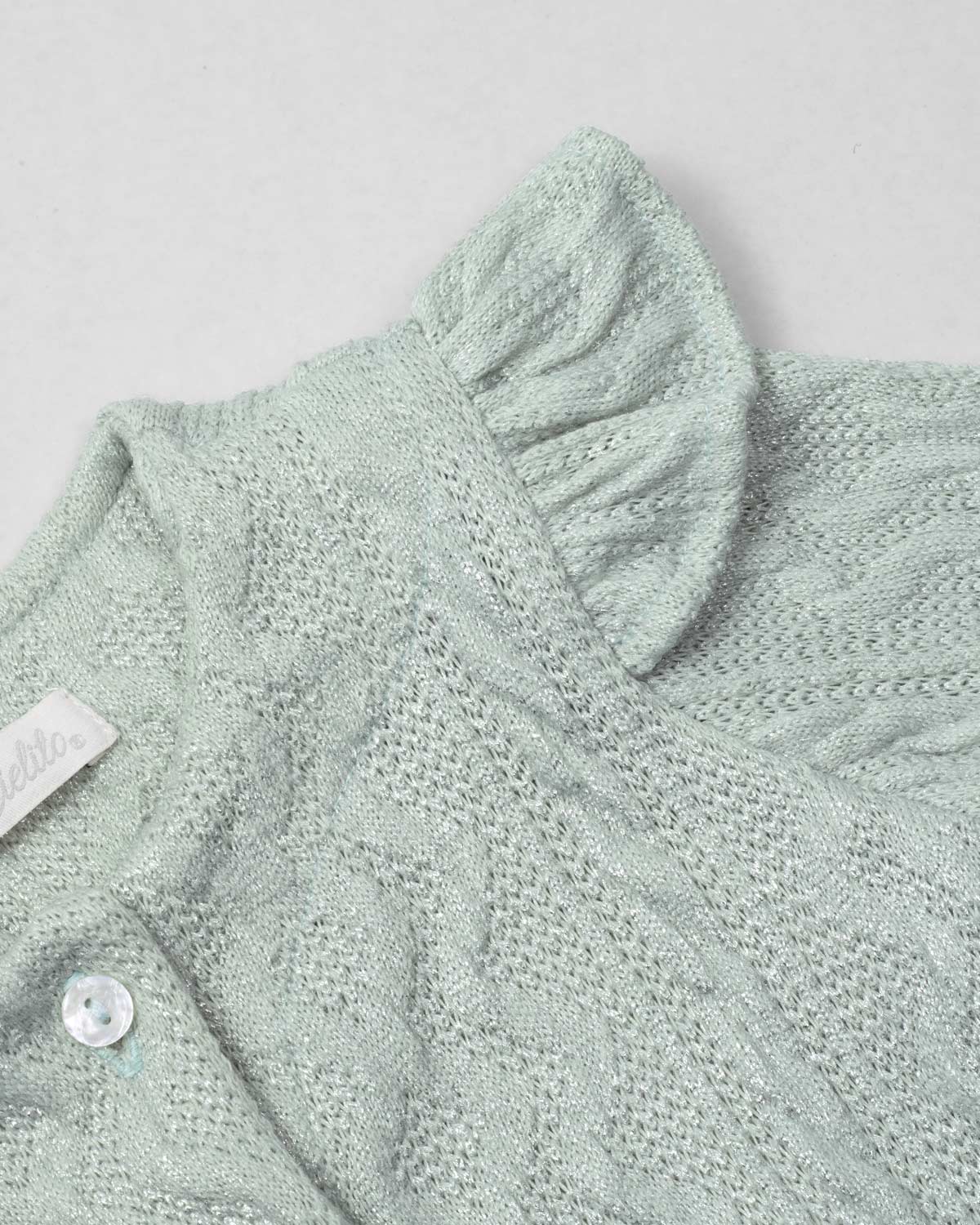 Pijama enteriza en tela tejida verde con botones y boleritos en hombro para bebé niña