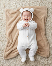 Pijama enteriza blanca de gorrito con pompones para bebé niña