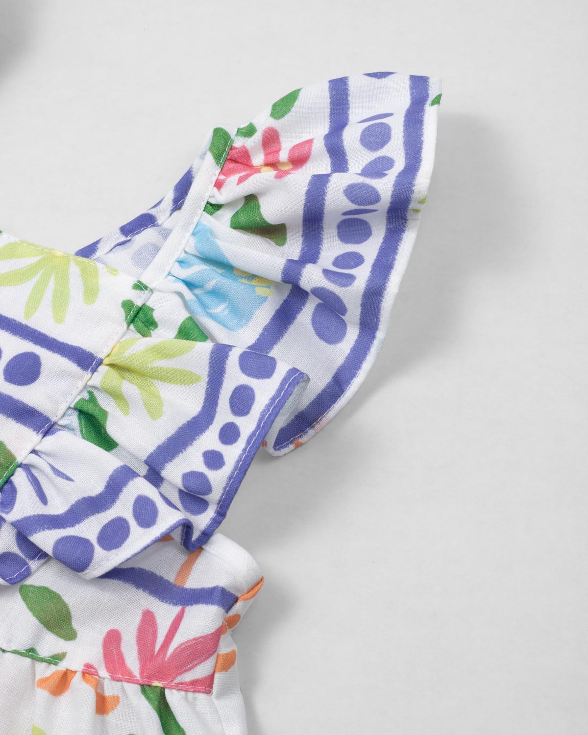 Conjunto blusa estampada de mangas con boleros, moño en espalda y short lila en para niña