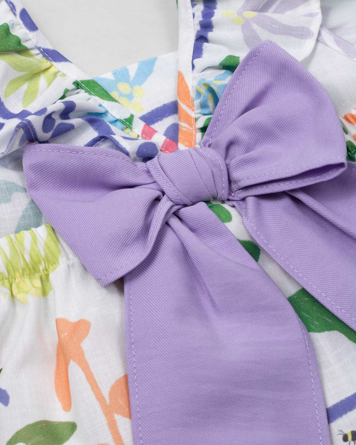 Conjunto blusa estampada de mangas con boleros, moño en espalda y short lila en para niña