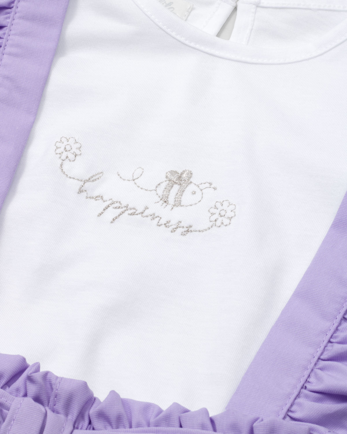 Conjunto blusa blanca con bordado, mangas con boleros y short lila con tirantes para niña